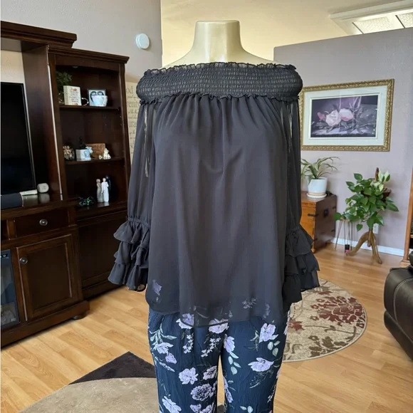 CeCe black 3/4 ruffle sleeves wear on shoulders blouse-size M - Picture 5 of 9